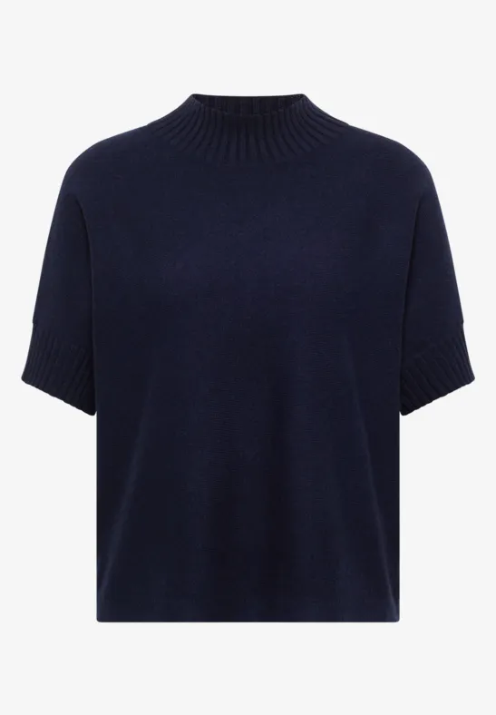 Pull en maille bleu marine à manches courtes et col montant.
