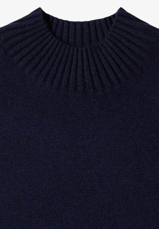 Pull en maille bleu marine avec col rond côtelé