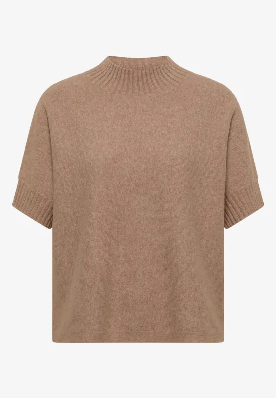 Pull court à manches courtes beige avec col montant en tricot fin.