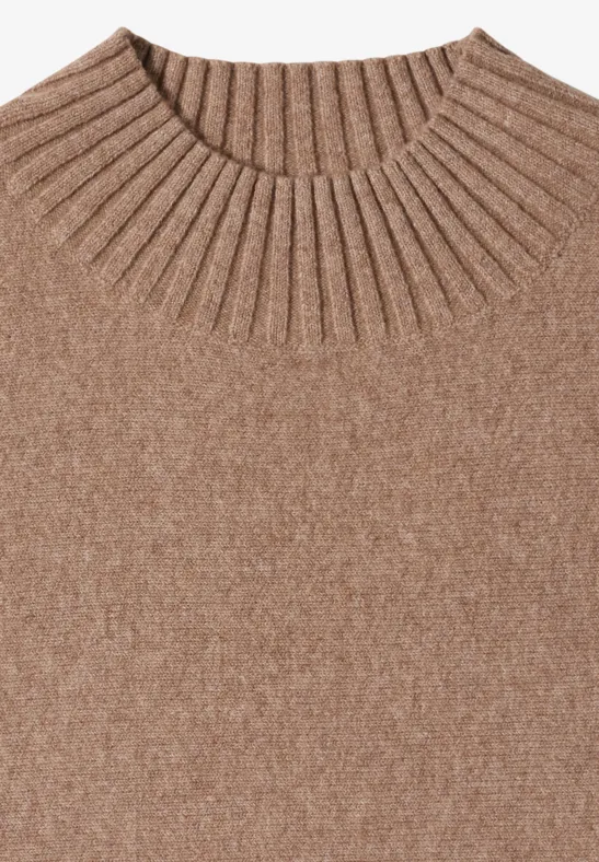 Pull sans manches beige en maille avec col côtelé.