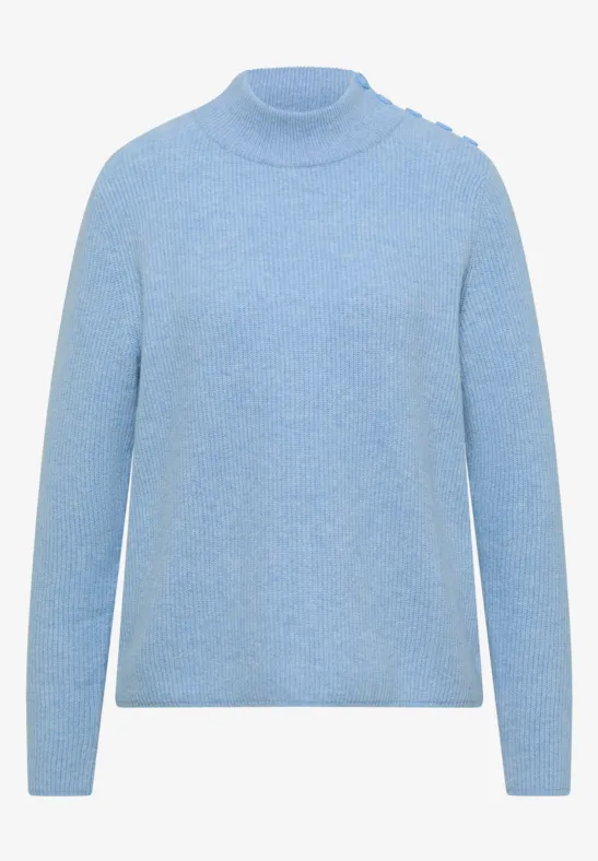 Pull bleu clair à col montant et manches longues, épuré et confortable.
