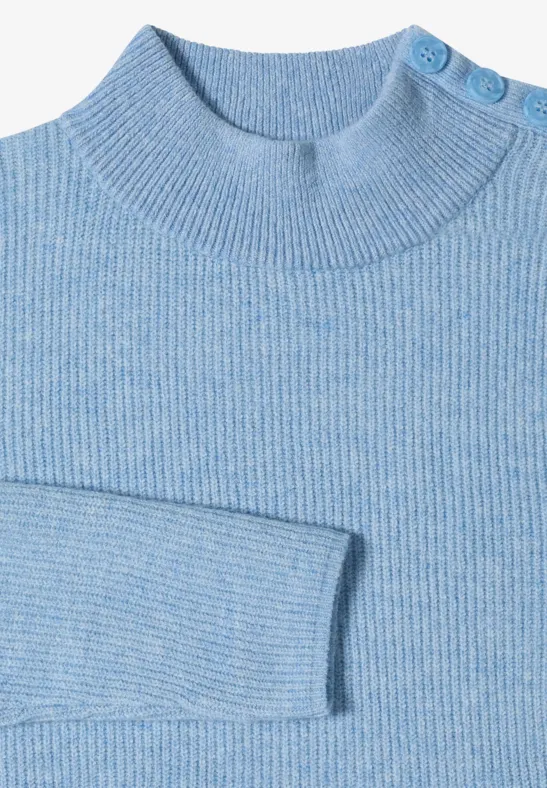 Pull à col roulé côtelé bleu clair, manches longues, présenté à plat.
