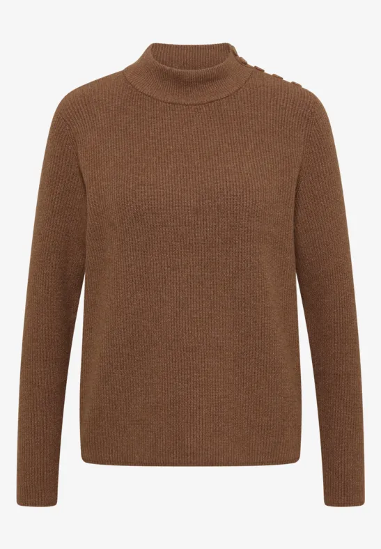 Pull marron à col montant, manches longues et détail de boutons sur l’épaule.