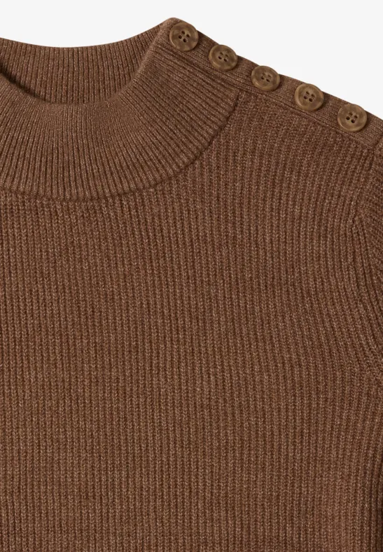 Pull marron côtelé à col rond avec boutons sur l’épaule.