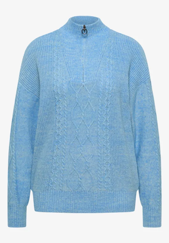 Pull bleu clair à torsades avec demi-fermeture éclair et col montant.