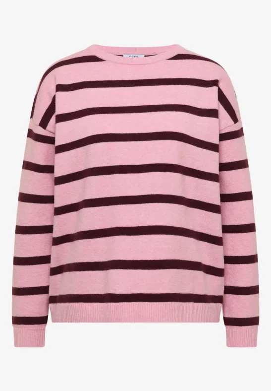 Pull rose à rayures marron, col rond et coupe droite.