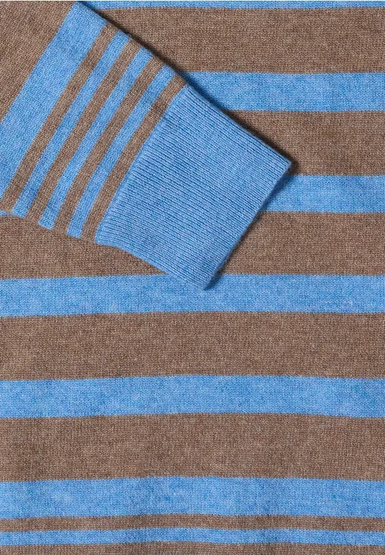 Pull à larges rayures marron et bleu clair.