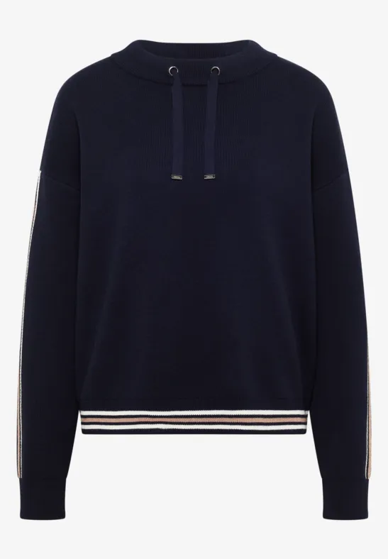 Dunkelblauer Pullover mit Kapuzenkordeln und weißen sowie beigen Streifen am Saum und an den Ärmeln.