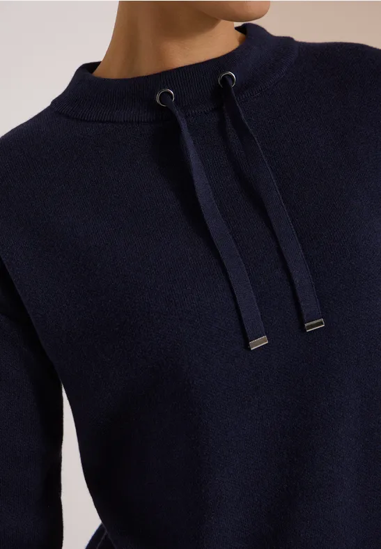 Dunkelblauer Pullover mit weitem Halsausschnitt und Kordelzug mit Metallenden.