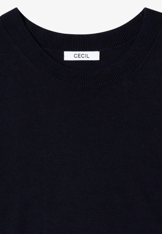 Pull noir à col rond avec étiquette discrète au col