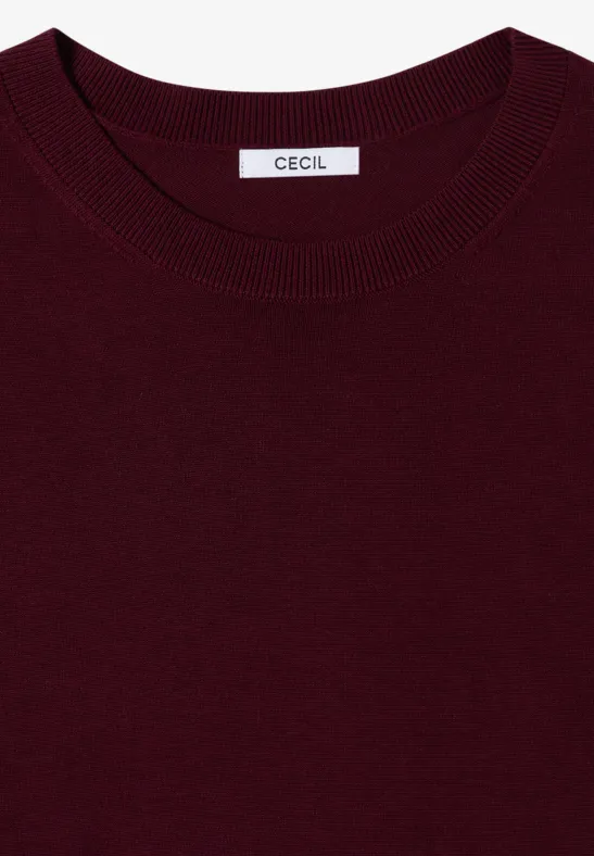 Bordeauxfarbener Rundhalspullover mit 'CECIL'-Label, gefaltet und von oben fotografiert.