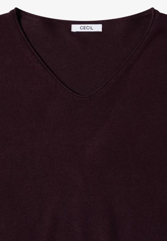 Dunkelroter V-Ausschnitt-Pullover mit feiner Textur, schlichtes Design und dezentem Markenlabel.