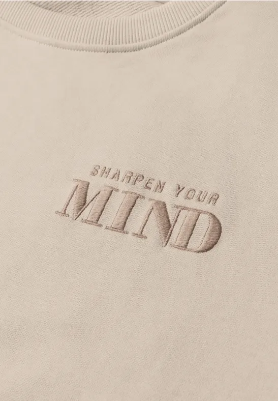 Beiger Pullover mit gesticktem Schriftzug "SHARPEN YOUR MIND".