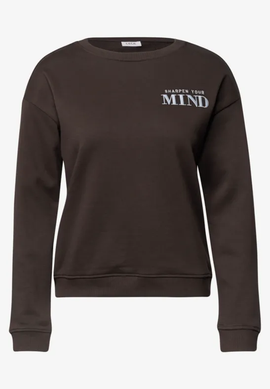 Braunes Sweatshirt mit Rundhalsausschnitt und weißem 'MIND'-Aufdruck auf der linken Brust.