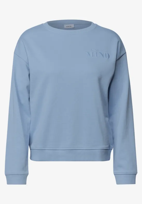 Hellblauer Sweater mit Rundhalsausschnitt und dezentem Logo auf der Brust