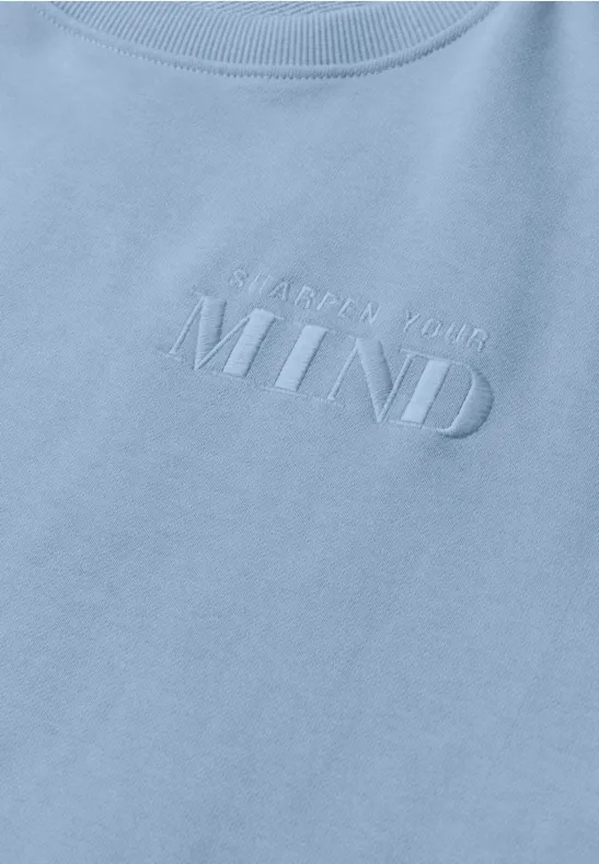 Hellblauer Pullover mit dezent gesticktem Schriftzug "A SIMPLE STATE OF MY MIND"
