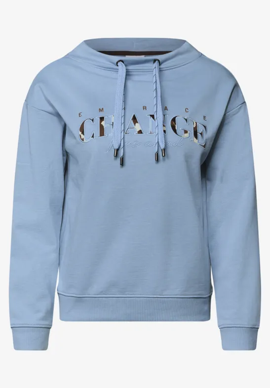 Hellblauer Kapuzenpullover mit Kordelzug und goldglänzendem Schriftzug auf der Brust.