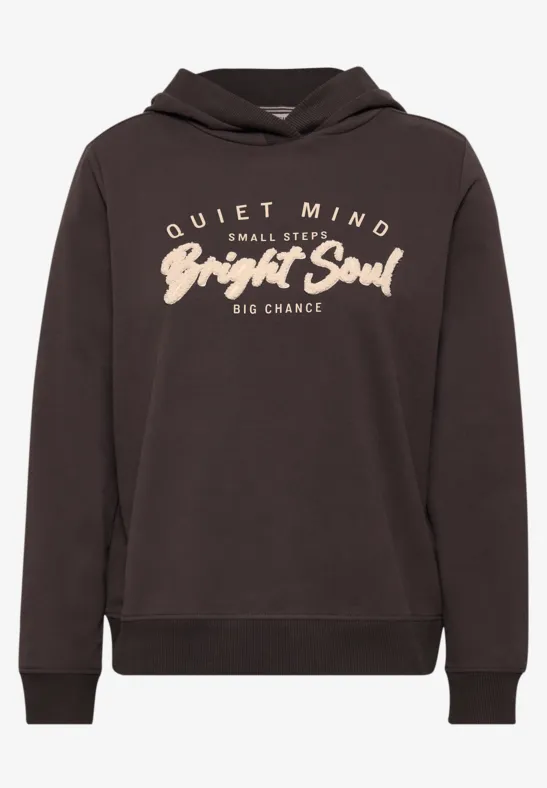 Donkere hoodie met tekst 'Quiet Mind Small Steps Bright Soul Big Chance'.