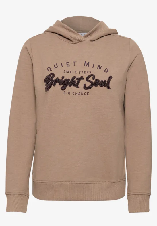 Beiger Kapuzenpullover mit schwarzem Schriftzug 'Quiet Mind Small Steps Bright Soul Big Chance'.