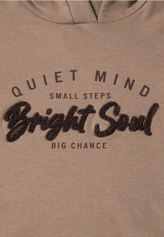 Beige Kapuzenpullover mit dem Schriftzug 'Quiet Mind, Small Steps, Bright Soul, Big Chance'.