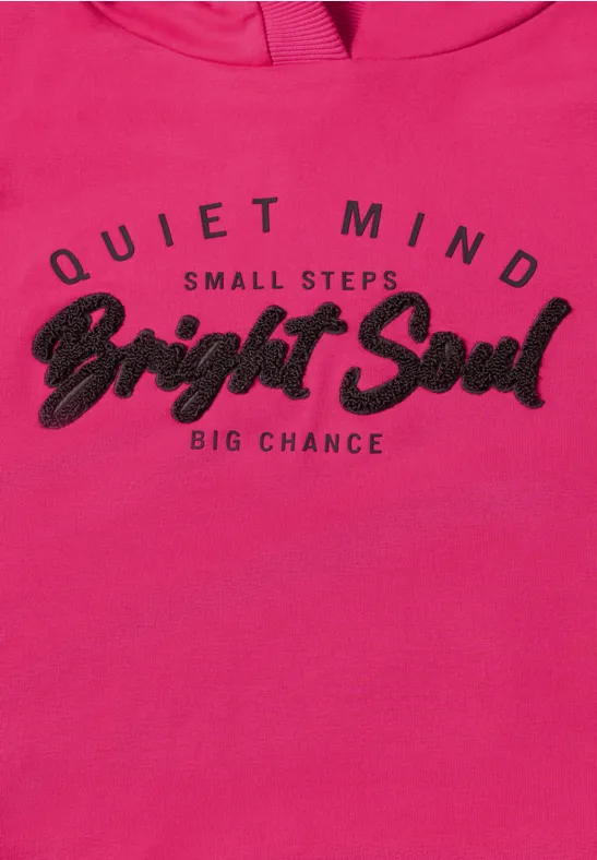 Pinkfarbener Hoodie mit schwarzem Glitzerschriftzug 'Bright Soul' und dem Spruch 'Quiet Mind, Small Steps, Big Chance'.