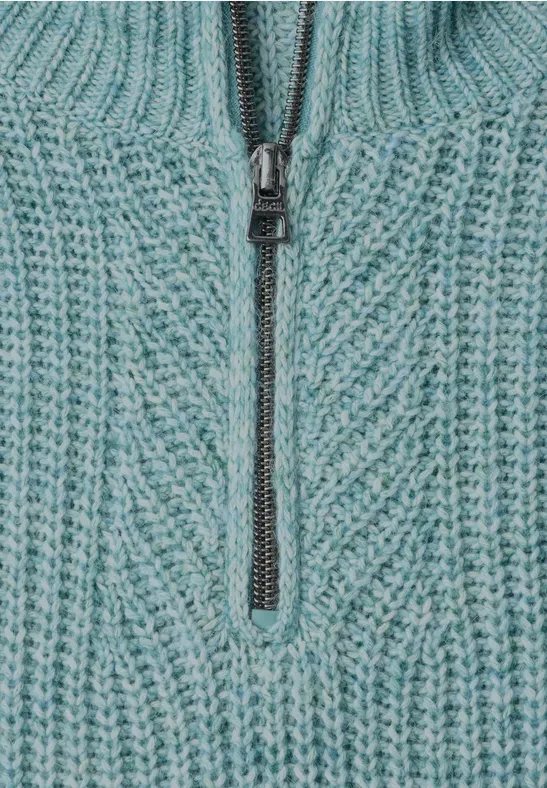Türkisfarbener, grobgestrickter Pullover mit halblangem Reißverschluss und Rippbündchen am Kragen