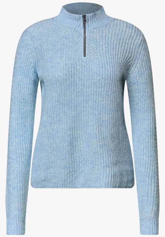 Hellblauer, gerippter Langarm-Pullover mit Stehkragen und halblangem Reißverschluss.