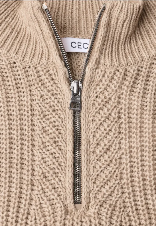 Beżowy sweter z dzianiny z półzamkiem i stójką