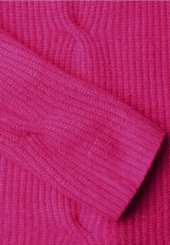 Pinkfarbener Strickpullover mit Zopfmuster