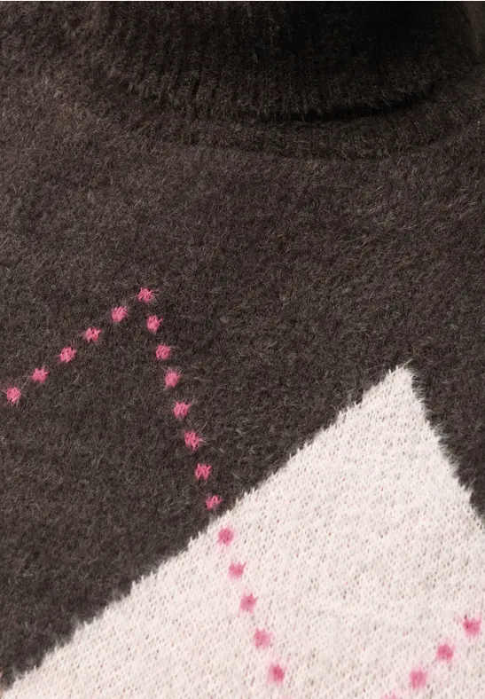 Ein Wollpullover mit Rollkragen und Argyle-Muster in dunklem Grau, hellgrauer Fläche und pinken Punkt-Linien.