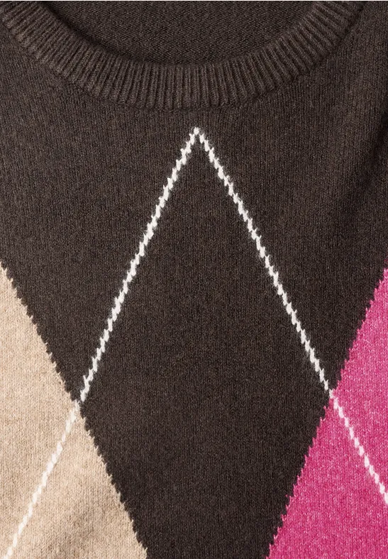 Strickpullover mit braunem Grund, beigefarbenem und pinkem Rautenmuster und weißer Ziernaht.