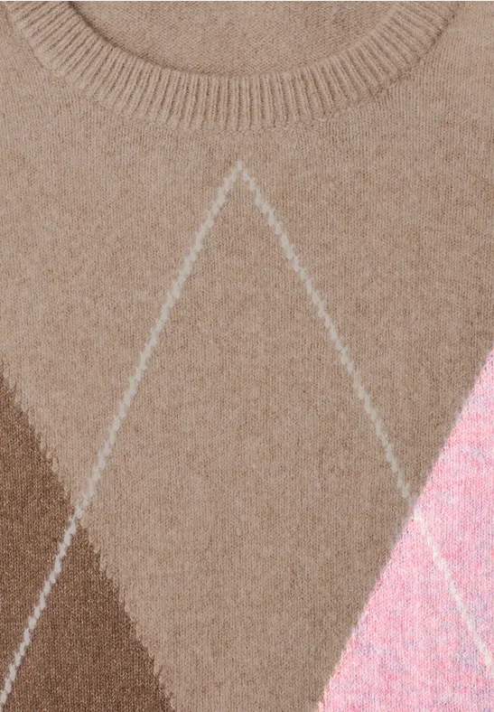 Nahaufnahme eines Strickpullovers mit Rautenmuster in Beige-, Braun- und Rosatönen
