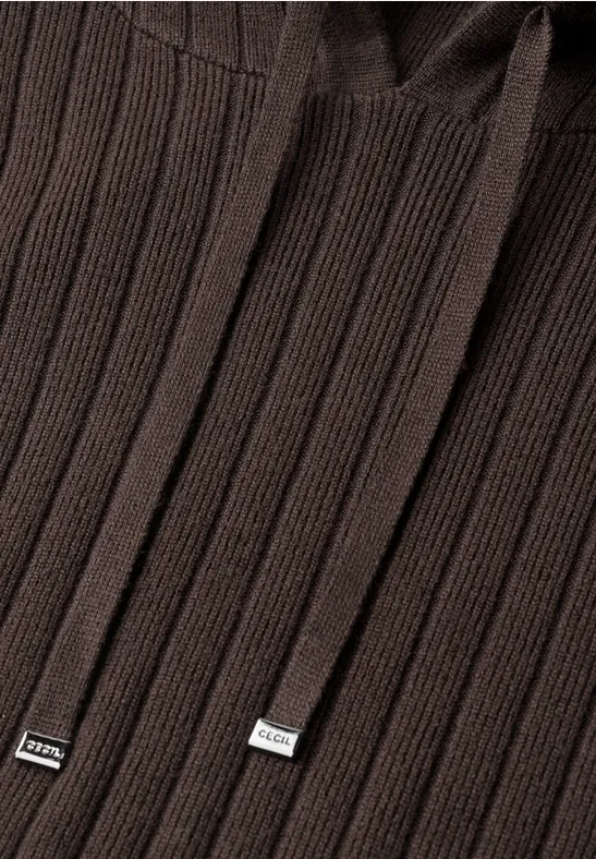 Gros plan sur un tissu côtelé marron foncé avec cordons et embouts métalliques.