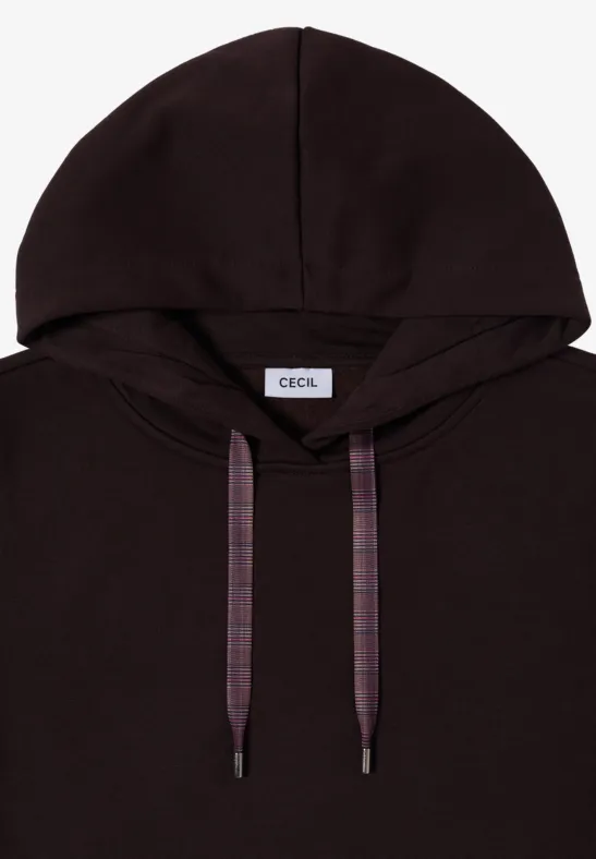 Ein schlicht schwarzer Kapuzenpullover mit seitlichen Tunnelzugbändern in Karomuster und einem Etikett „COOL“.