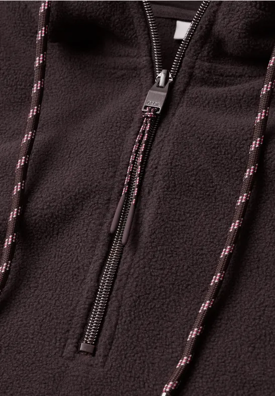 Schwarze Fleecejacke mit halbem Reißverschluss und Kordelzug am Kragen.