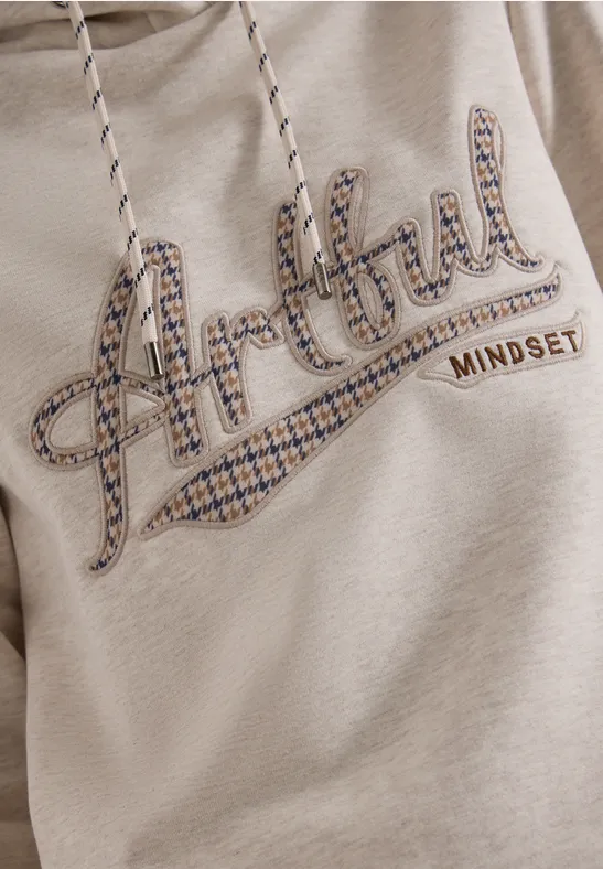 Beiger Kapuzenpullover mit gesticktem 'Artful Mindset'-Schriftzug.