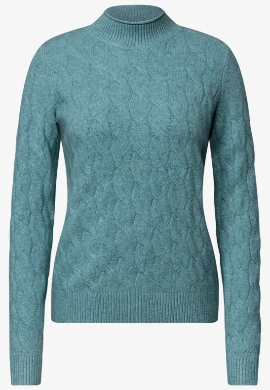 Pull en maille bleu clair à motif torsadé et col montant.