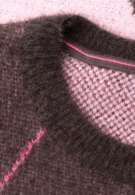 Brauner, flauschiger Pulloverkragen mit pinken Details