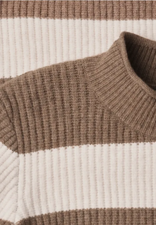 Pull côtelé marron et blanc à col montant en maille douce.