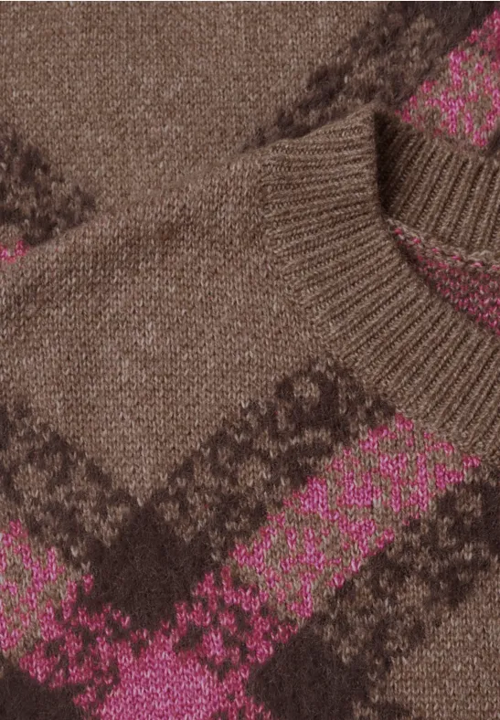 Nahaufnahme eines braunen Strickpullovers mit rosa und dunkelbraunen Mustern.