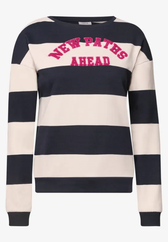 Zwart-wit gestreepte trui met roze tekst 'NEW PATHS AHEAD' op de voorkant.