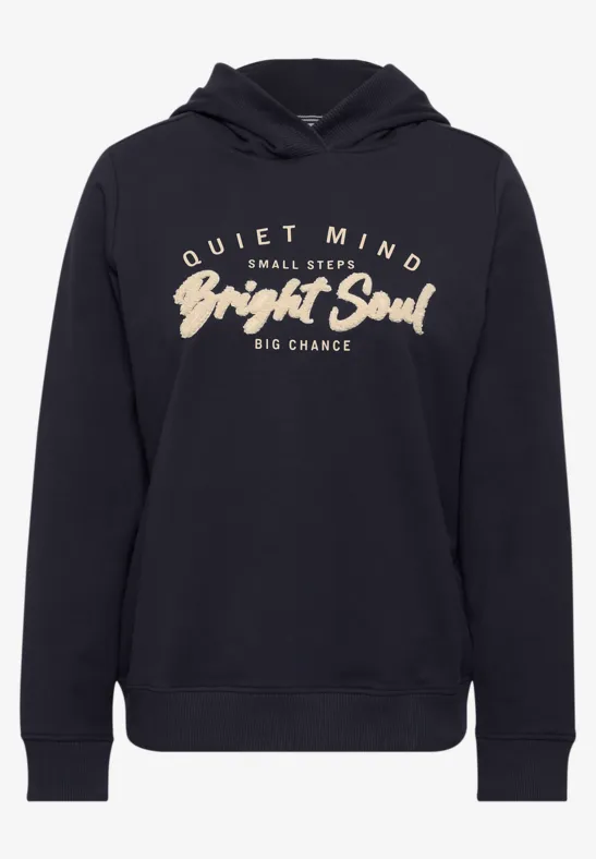 Dunkelblauer Kapuzenpullover mit weißem Schriftzug 'Quiet Mind Small Steps Bright Soul Big Chance'.