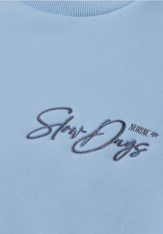 Hellblauer Pullover mit gesticktem Schriftzug 'Slow Days'