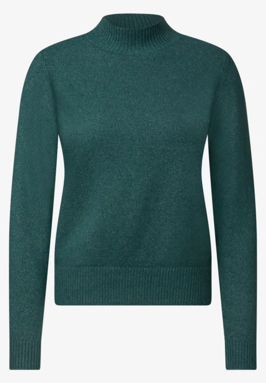 Un pull vert foncé à col montant, à manches longues, en maille côtelée et matière douce.