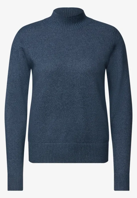 Un pull bleu foncé à col roulé, manches longues, coupe simple et élégante.