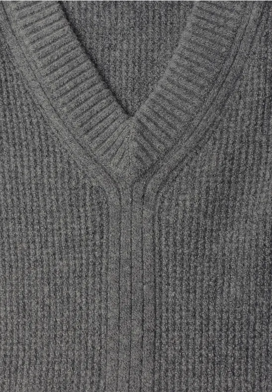 Grau melierter Strickpullover mit V-Ausschnitt und Rippstrickmuster.