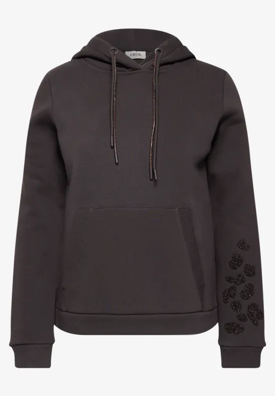 Dunkelgrauer Kapuzenpullover mit Kängurutasche, Kordelzug und dezentem Muster auf dem Ärmel.