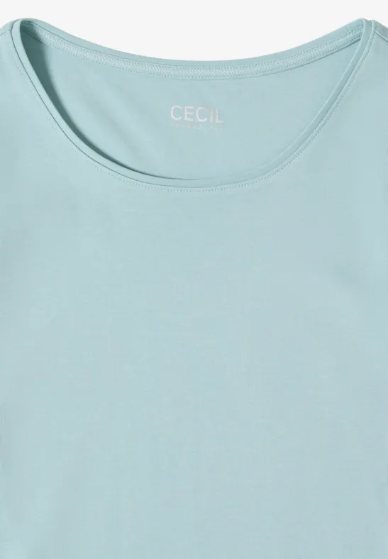 Schlichtes hellblaues T-Shirt mit Rundhalsausschnitt und 'CECIL'-Schriftzug am Nacken.