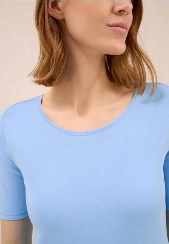 T-Shirt in Unifarbe sporty light blue