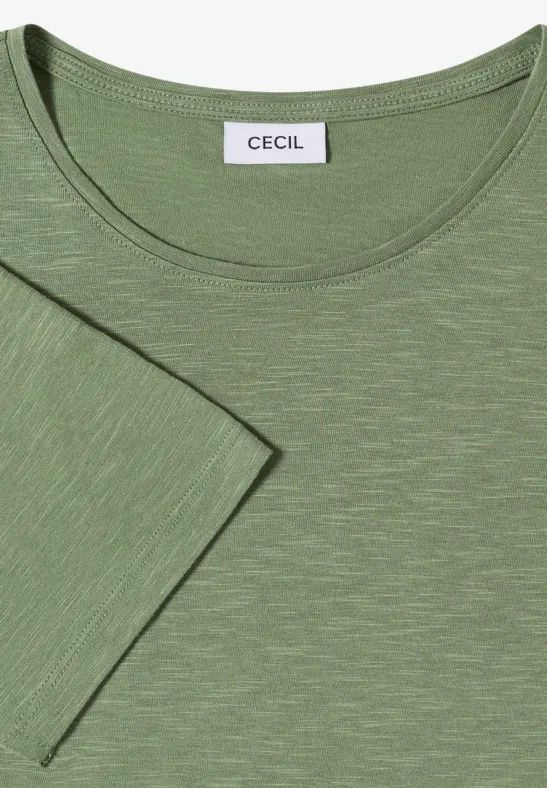 Grünes Kurzarmshirt mit dezent melierter Struktur und Markenlabel am Kragen.